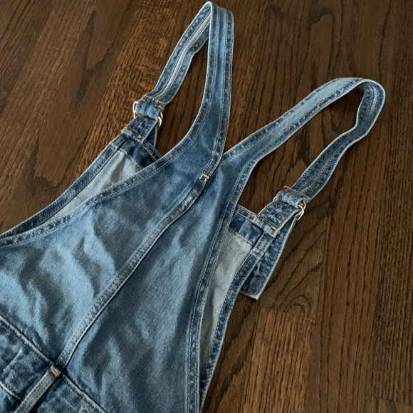 Good condition Hollister Overall Shorts Denim Destroyed Size Small Women’s - Picture 7 of 10